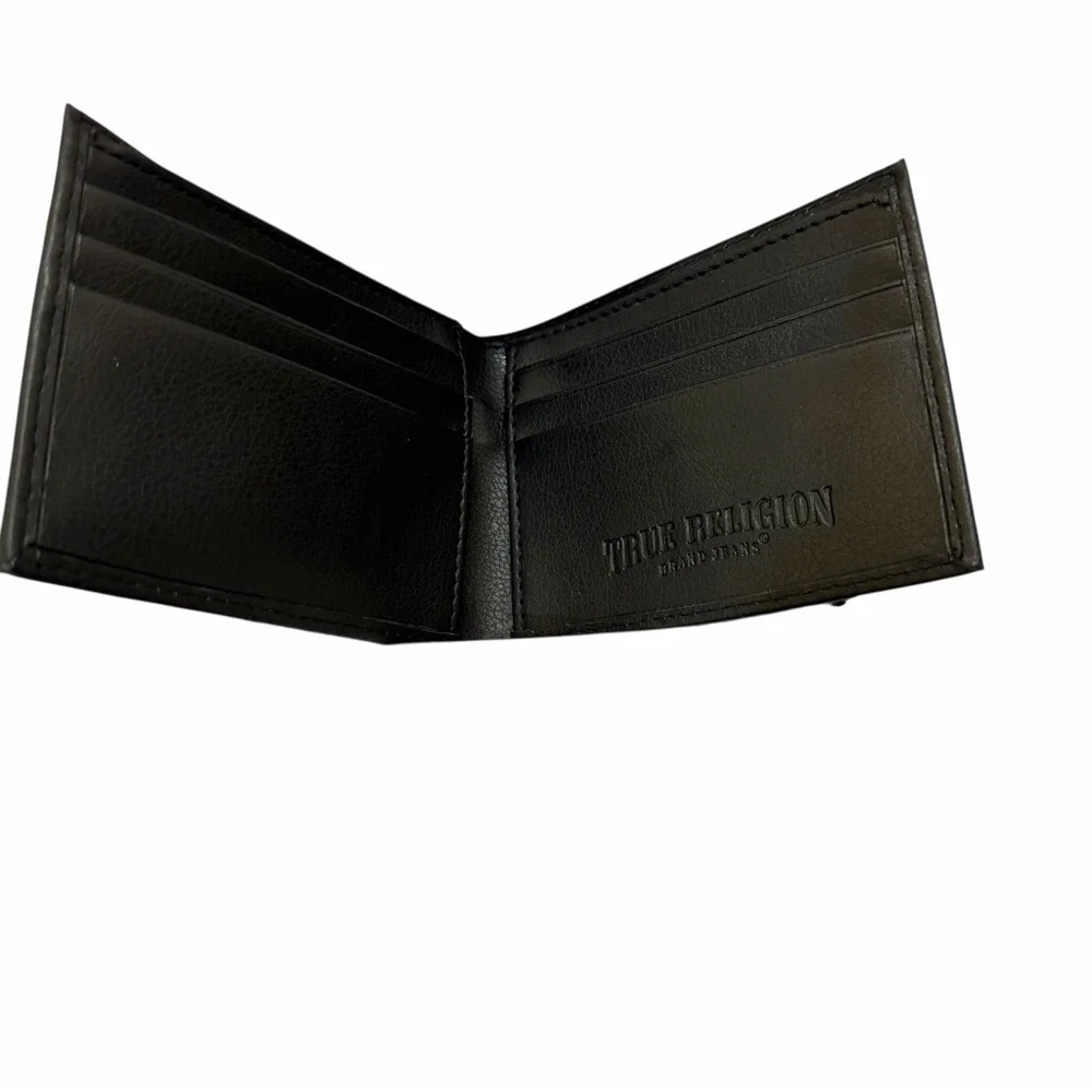 NIB True Religion Men’s Black Leather Bifold Wallet Red Horseshoe Carabiner Set
